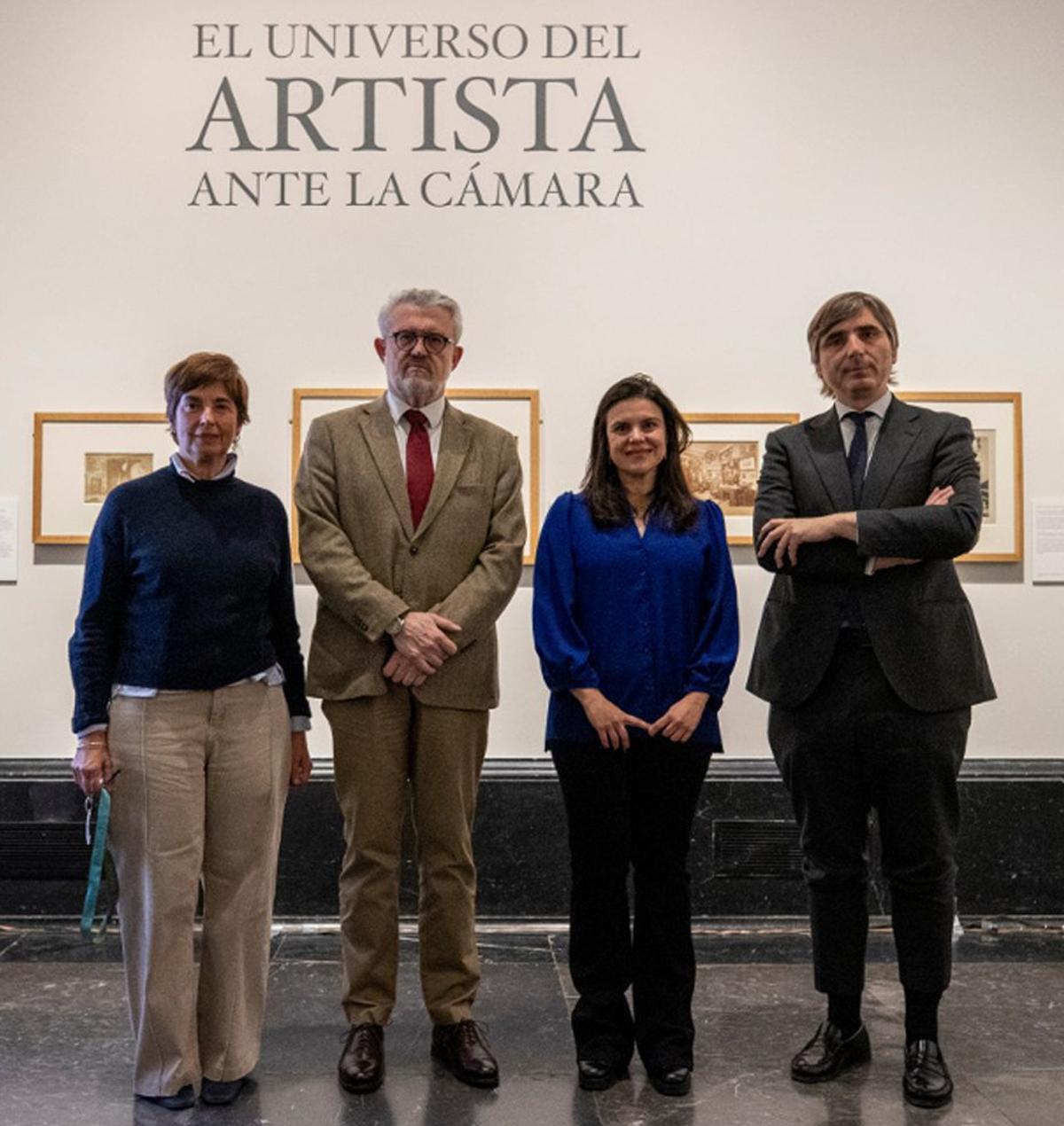 Marina Chinchilla, directora adjunta de Administración del Museo del Prado; Miguel Falomir, su director; Beatriz Sánchez Torija, comisaria de la exposición «El universo del artista ante la cámara» , y el asturiano Alfonso Palacio, director adjunto de Conservación e Investigación de la pinacoteca. | MUSEO NACIONAL DEL PRADO