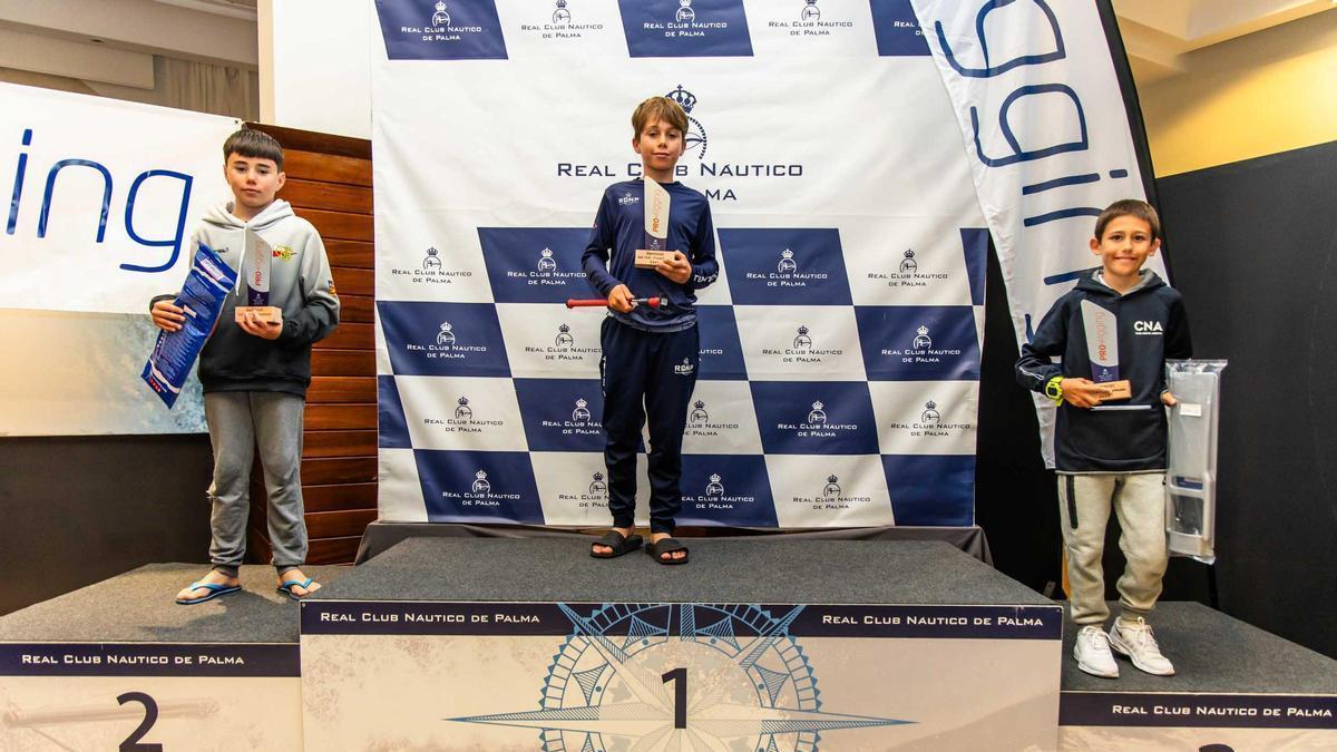 Jan Palou, en el podio de la categoría sub-13 junto a Marti Mas y Beltrán López.