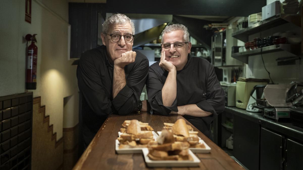 Los hermanos Antoni y Joan Boneta, en la separación entre cocina y sala de Can Boneta.