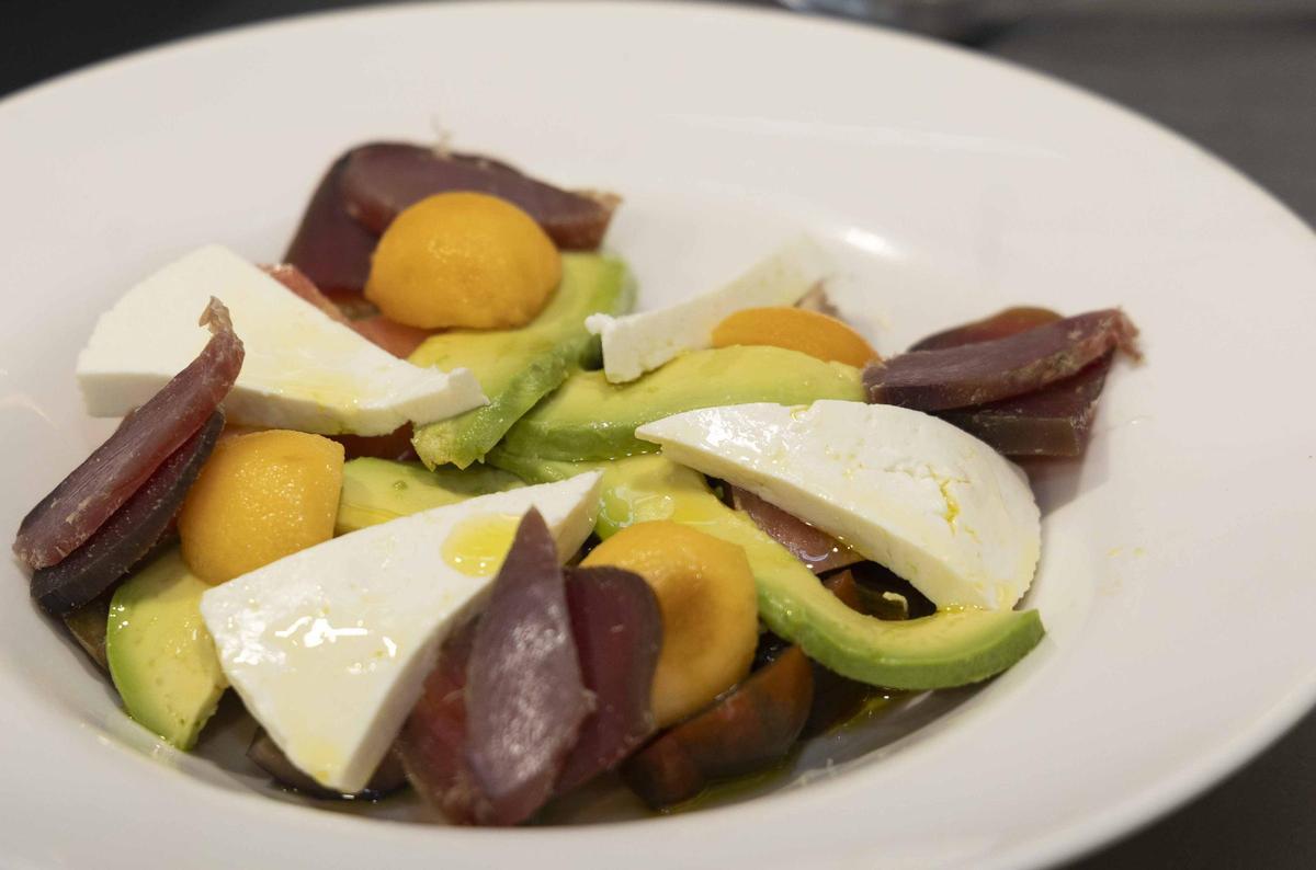 La Taverna Tres14 mantiene viva la cocina de barca de la Vila