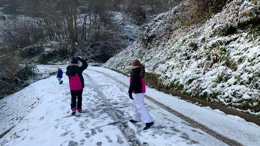 Una familia jugando con la nieve en Suares, Biemenes.