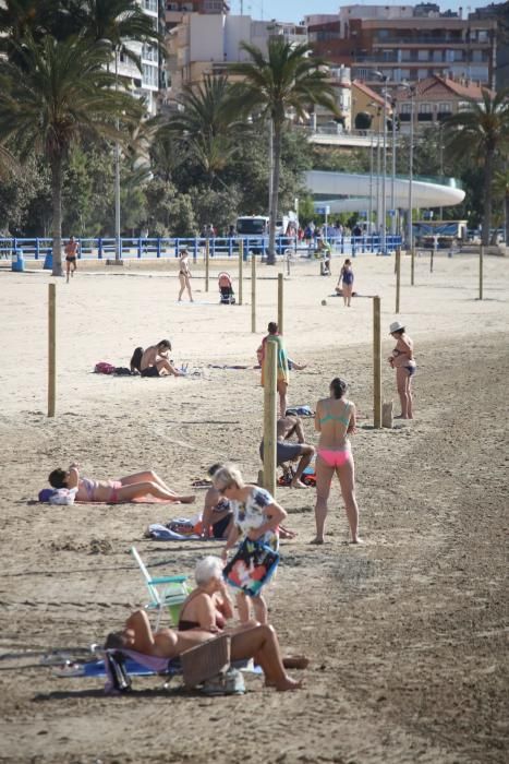 La playa del Postiguet, delimitada con postes