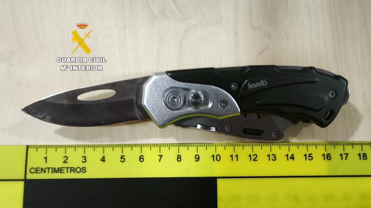 La navaja incautada al ahora detenido.