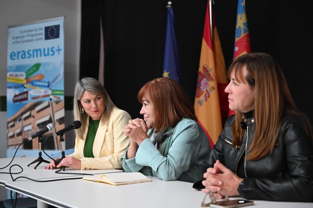 Cristina Narbona con responsables del IES Severo Ochoa este jueves en Elche