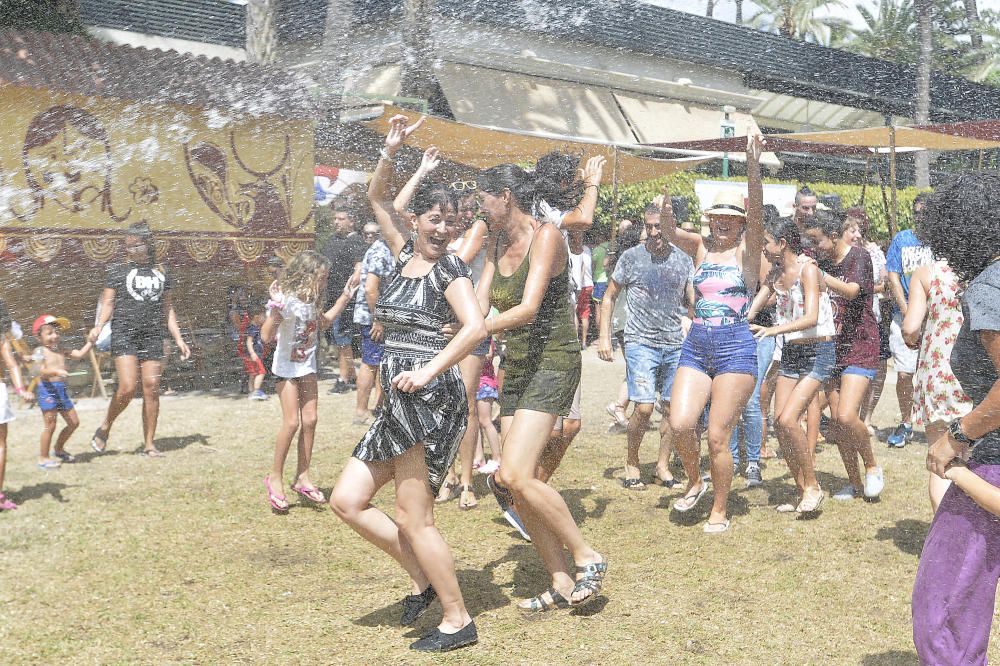 El Ágora Heliketana de la Rotonda Municipal se llena de un ambiente único durante las fiestas.