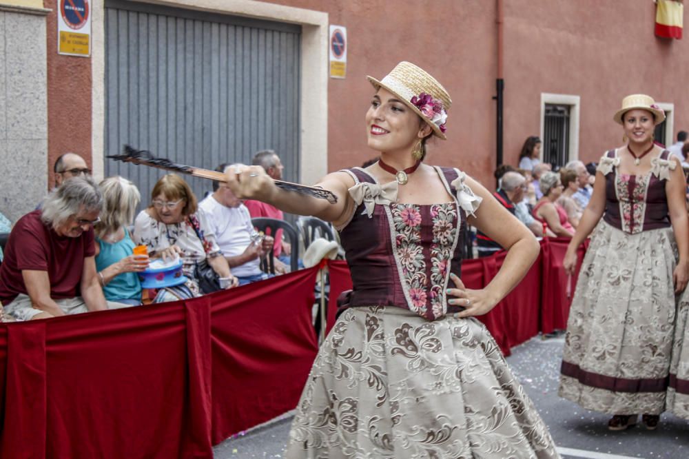 Más de 2.000 festeros participan en una vistosa Entrada de Moros y Cristianos que consigue llenar de público todas las calles de la capital de la Foia