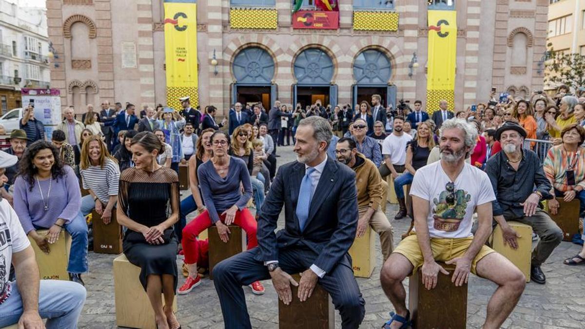 El Rey Felipe VI sorprendió a público y organizadores sentándose a participar en la cajoneada del pasado 27 de marzo en el arranque del Congreso Internacional de la Lengua Española de Cádiz.