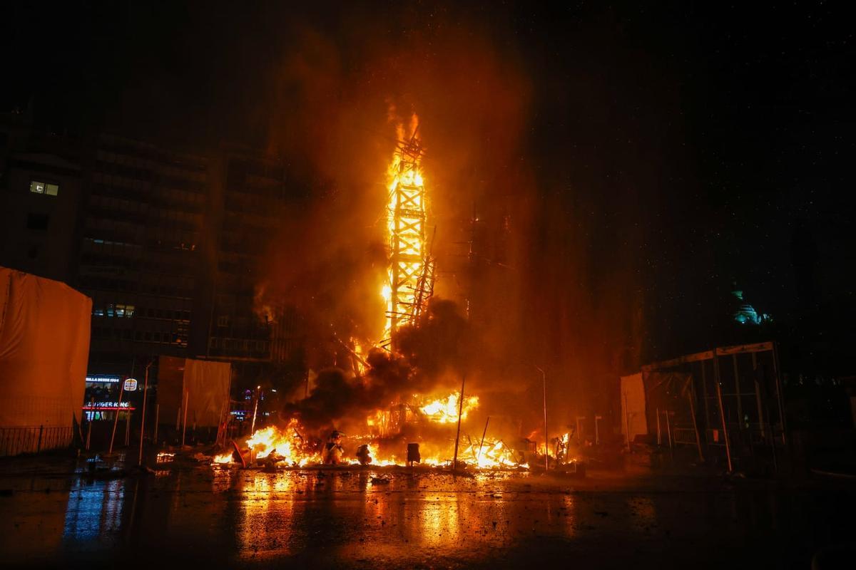 La Cremà de la falla municipal de València, en imágenes
