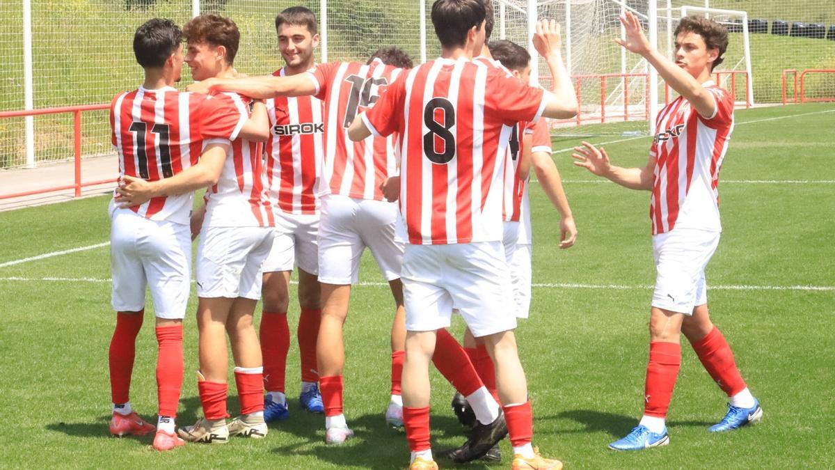 Los jugadores del Sporting C, celebrando el primer gol ante La Fresneda