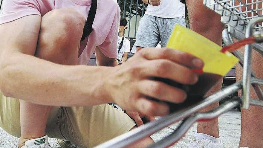 Un joven rellena un vaso de alcohol en un &#039;botellón&#039;.