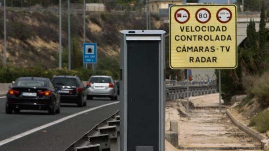 Radar en la A-70 a la entrada del túnel de Sant Joan en sentido València, cuya actividad sancionadora ha bajado notablemente.
