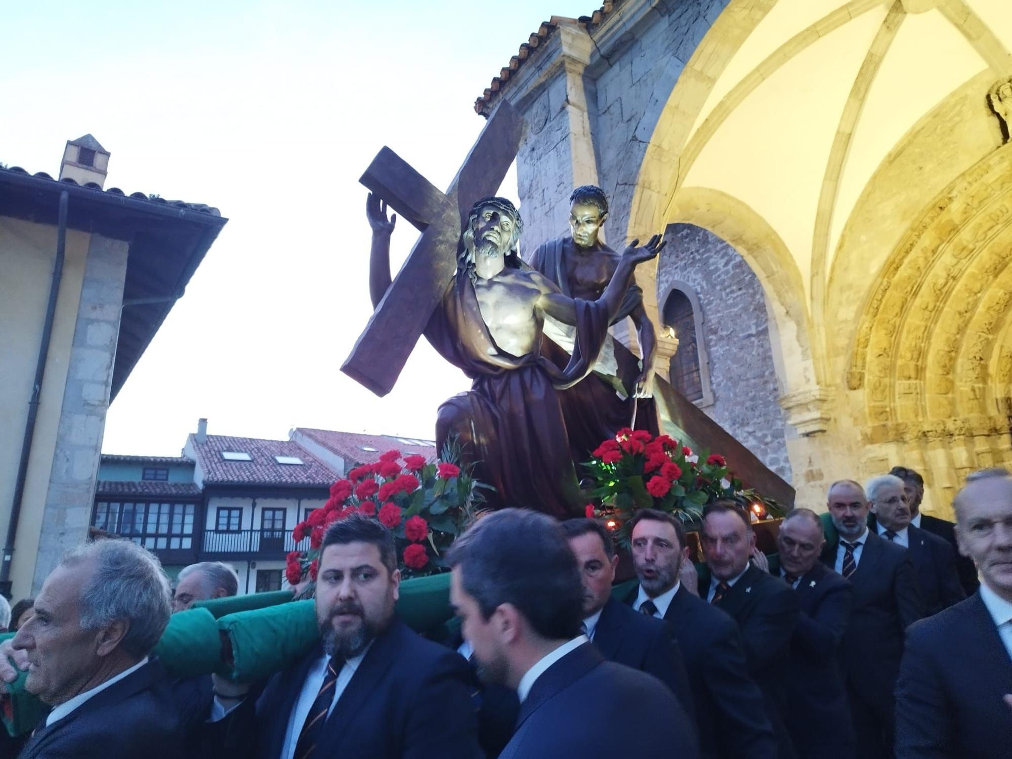 El Cirineo, La Magdalena y La Dolorosa procesionan por las calles de Llanes durante el Vía Crucis del Miércoles Santo