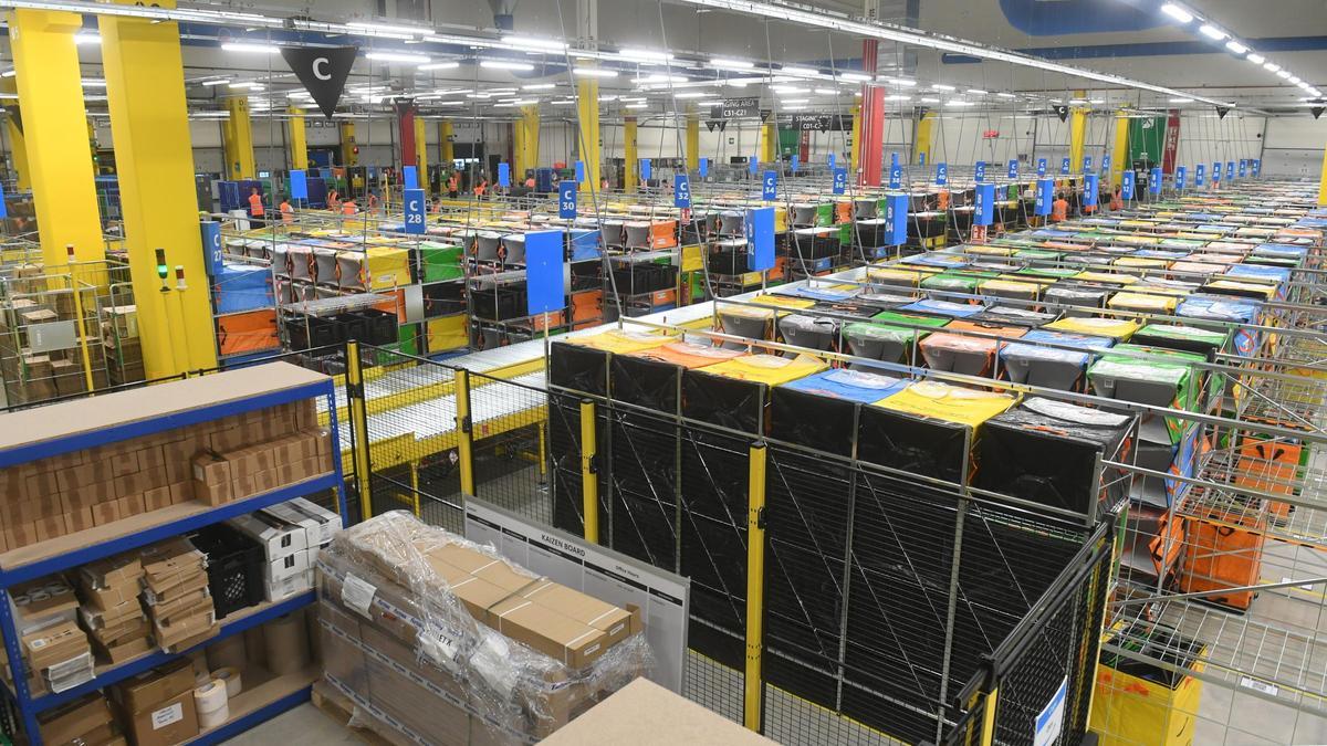 Visita a la estación logística de Amazon en el polígono de Espíritu Santo, en Cambre.