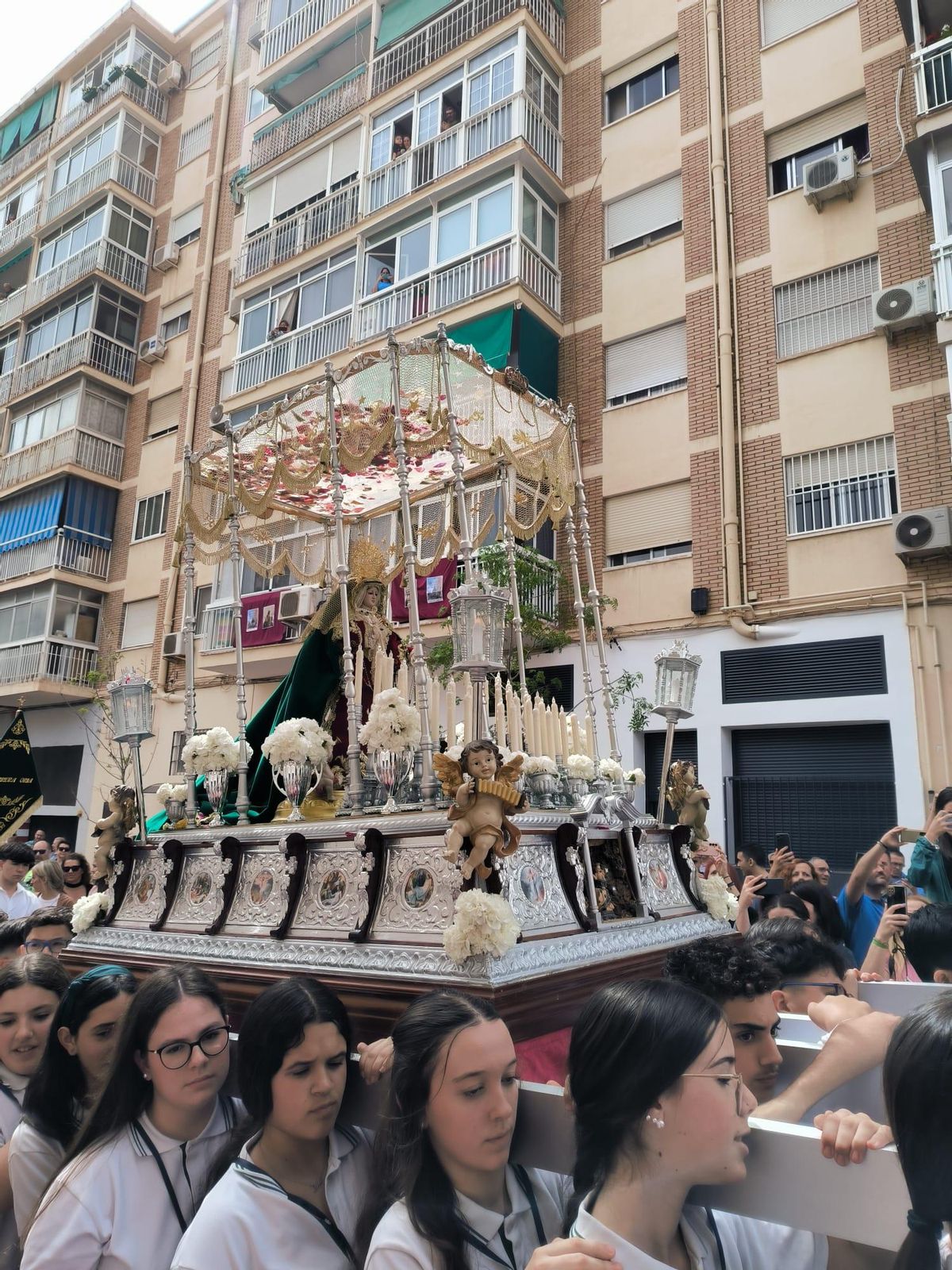 Procesión del Colegio Padre Jacobo el Viernes de Dolores, desde la casa hermandad de Humildad y Paciencia, con una reproducción del titular de esta hermandad