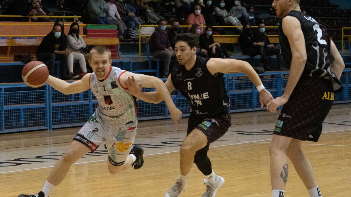 Jacob Round trata de irse de Duch bajo la vigilancia de Javi Lucas en el duelo ante Círculo Gijón.