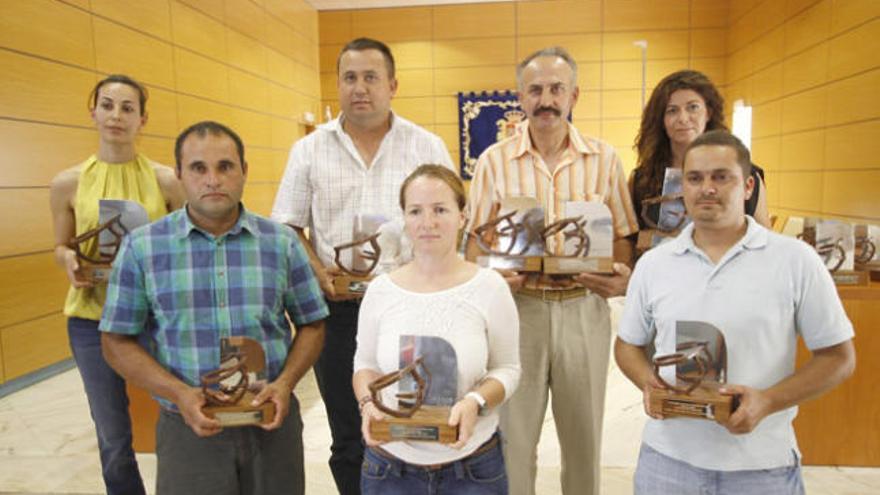 En la fila superior, de izquierda a derecha,  Estela Castro, Luis Martel, Julián Díaz y Encarna Ponce. Debajo, siguiendo la misma dirección, Oscar Perdomo, Inés Torres y Mario González, ayer en el Cabildo Insular , con sus respectivos premios. | gabriel fuselli