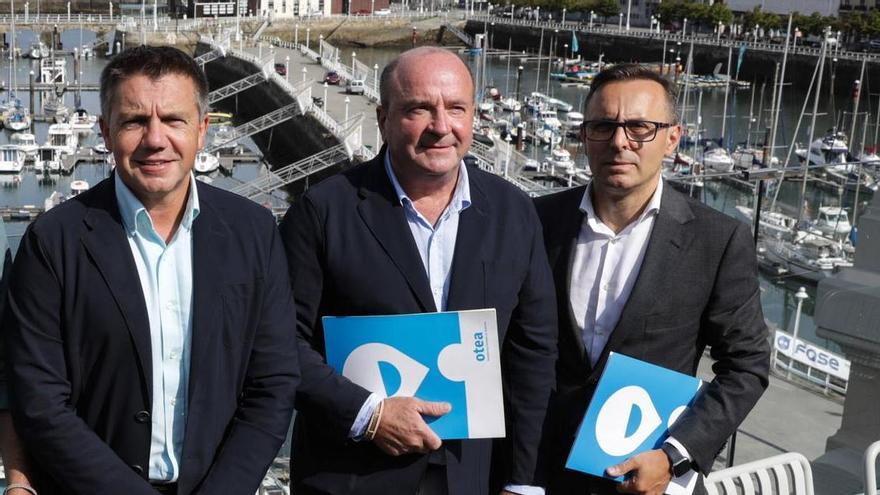 Álvarez Almeida, Javier Martínez y Fernando Corral, en Gijón.