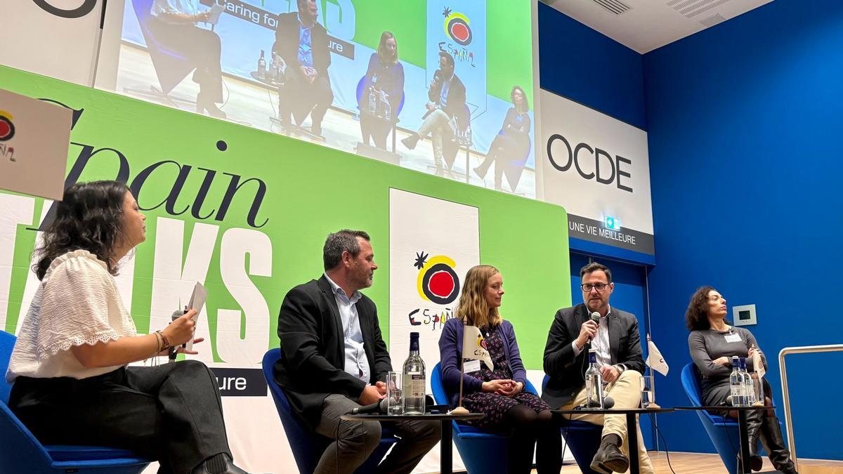 Marco Taboas, a la derecha, con el micrófono, en el foro organizado por Turespaña en París.