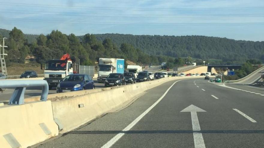 Vehicles aturats a la C-16, a Navàs, aquesta tarda de divendres.