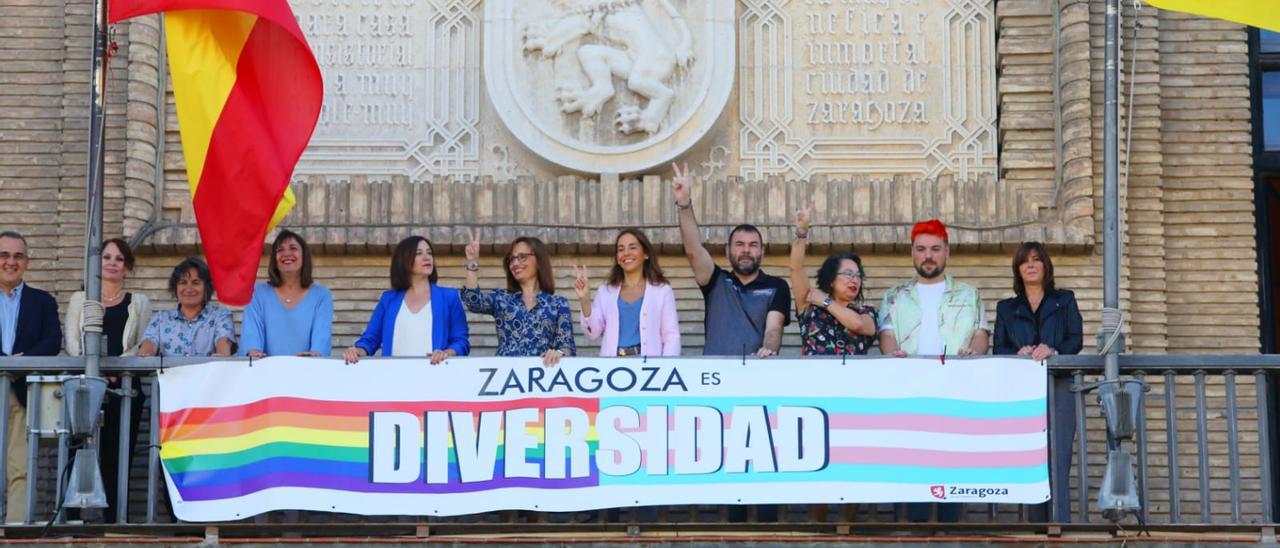 Los concejales del ayuntamiento han colocado la pancarta esta mañana acompañados por integrantes del colectivo LGTBI.