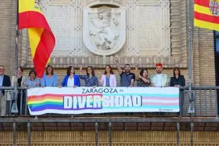 La pancarta LGTBI prohibida el año pasado ya cuelga del Ayuntamiento de Zaragoza
