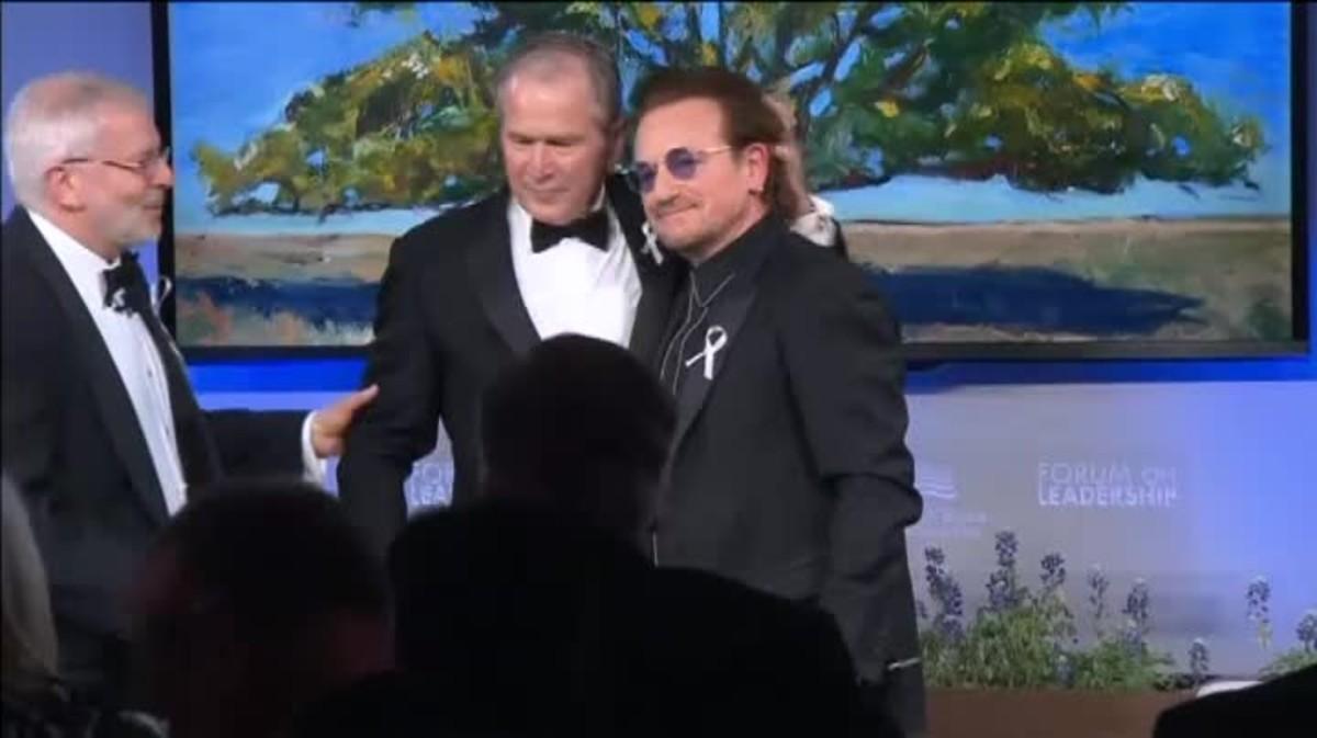 Con un abrazo se fundieron el cantante y el expresidente de Estados Unidos, el responsable de la Guerra de Irak, que premia a Bono por su labor humanitaria y lucha contra la pobreza.