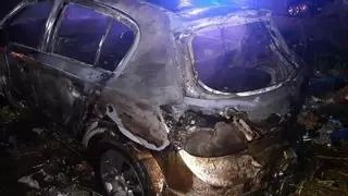 Arde por completo un coche de madrugada en Rosalía de Castro, Vilagarcía
