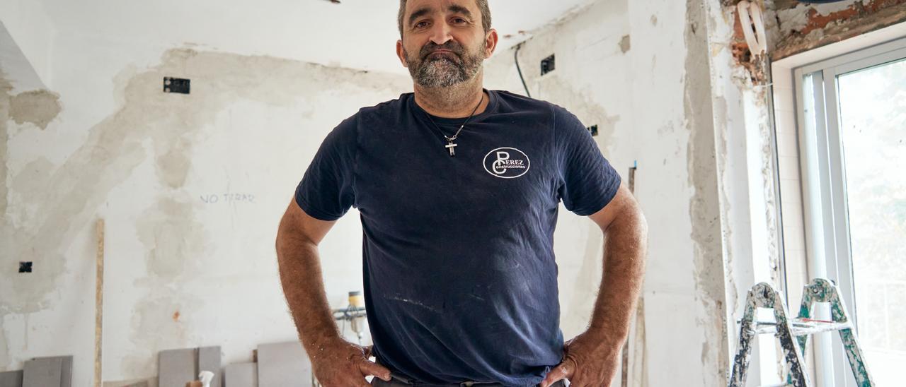 Domingo Pérez, en una vivienda que está reformando.