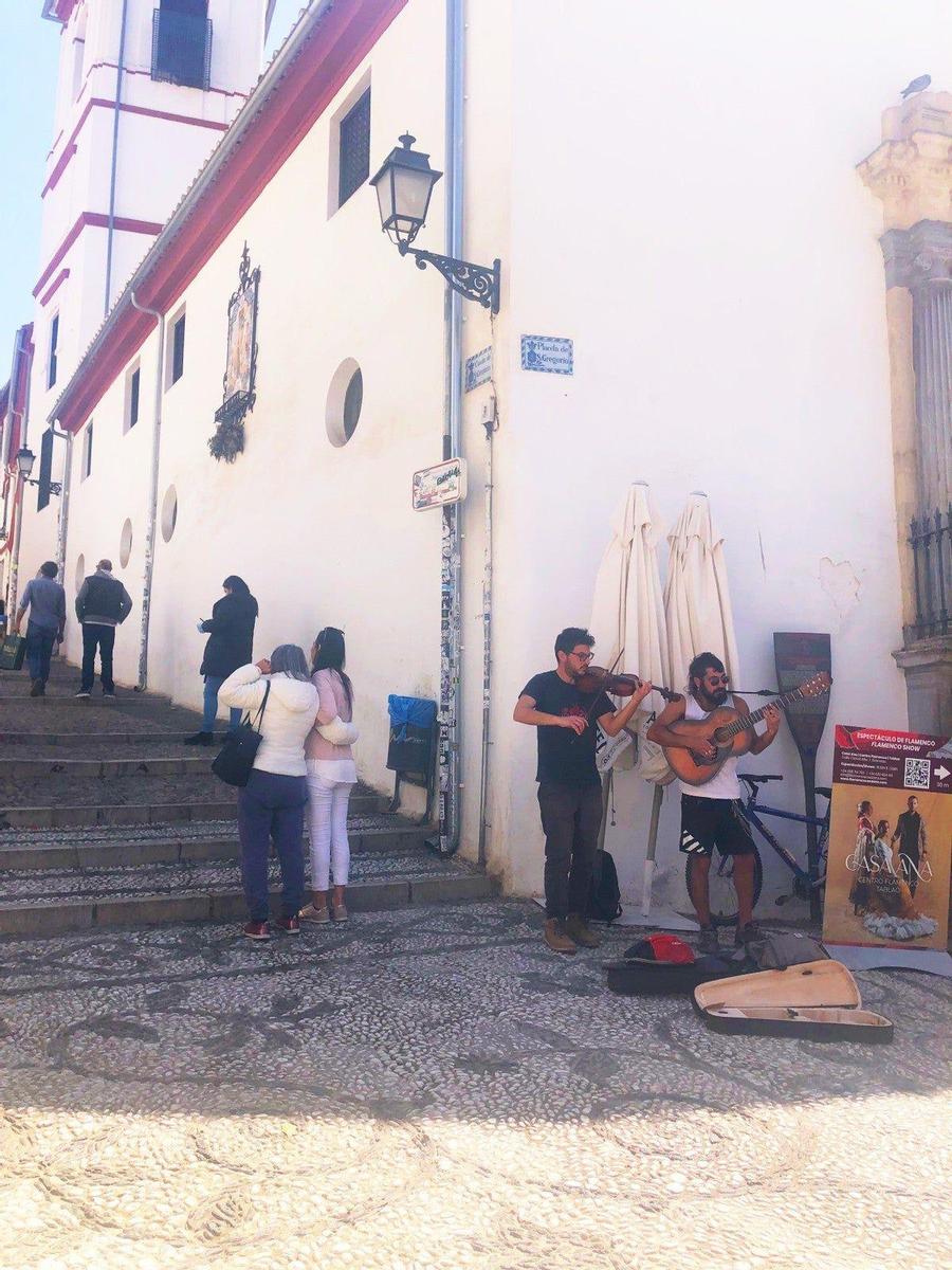 Musicos tocando en Albaicin, Granada