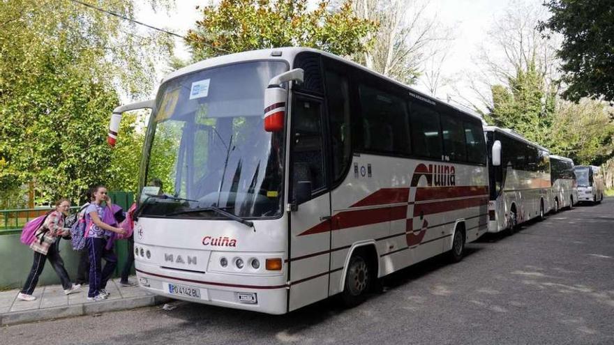 Alumnos del colegio O Foxo, tomando el transporte escolar. // Bernabé/Javier Lalín