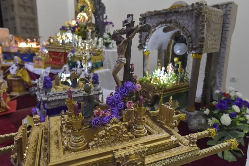Tronos religiosos en miniatura y de materiales reciclados