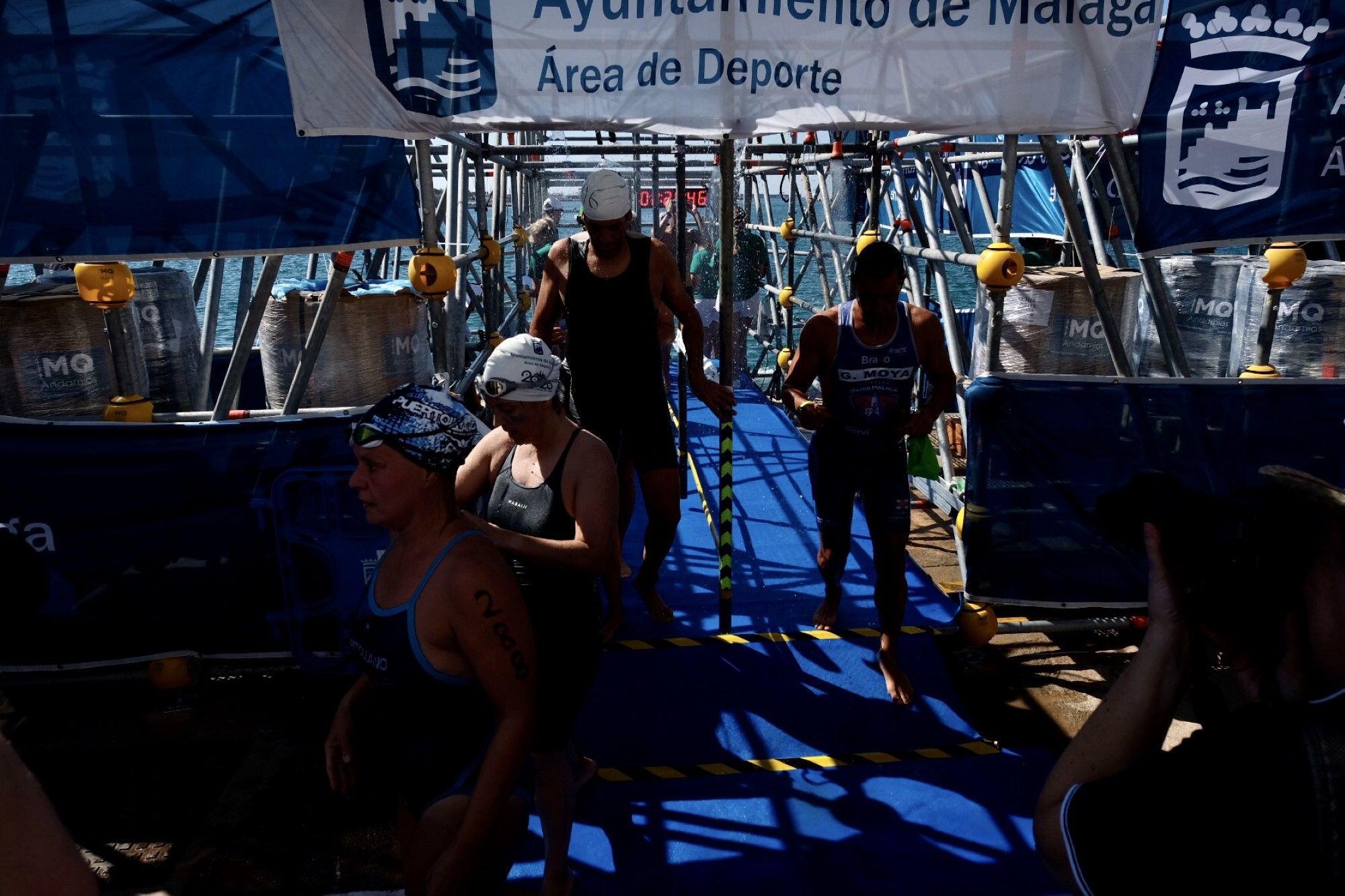 El alcalde De la Torre vuelve a participar en la travesía a nado del Puerto de Málaga