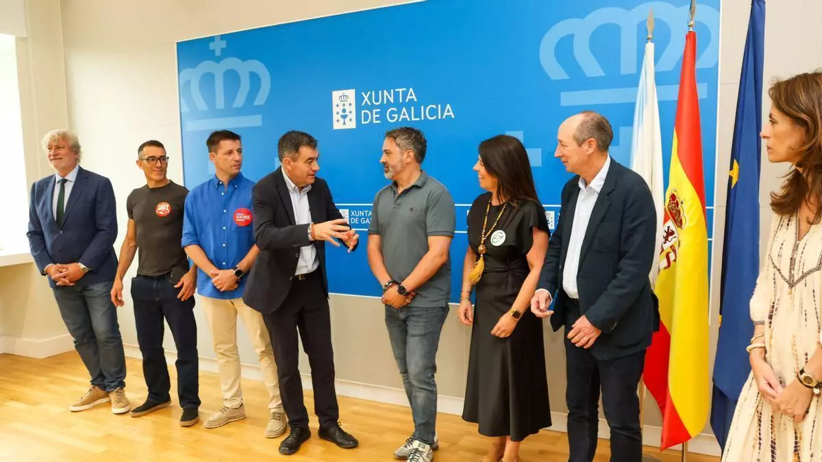 Xunta y sindicatos educativos sellan el pacto para bajar las ratios en ESO y Bachillerato , con el que cierran las mejoras acordadas
