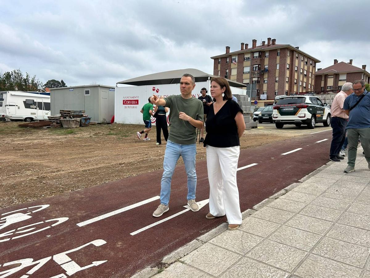 Iván Fernández y Adriana Lastra, en Los Campos, inaugurando el nuevo área biosaludable, la renovada pista finlandesa y el carril bici que conecta Corvera con Avilés