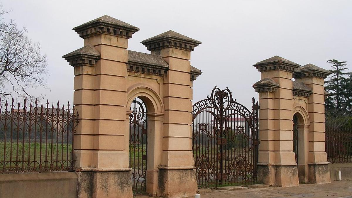 Entrada a la finca de Cal Jorba de Santpedor, a peu de la carretera de Navarcles