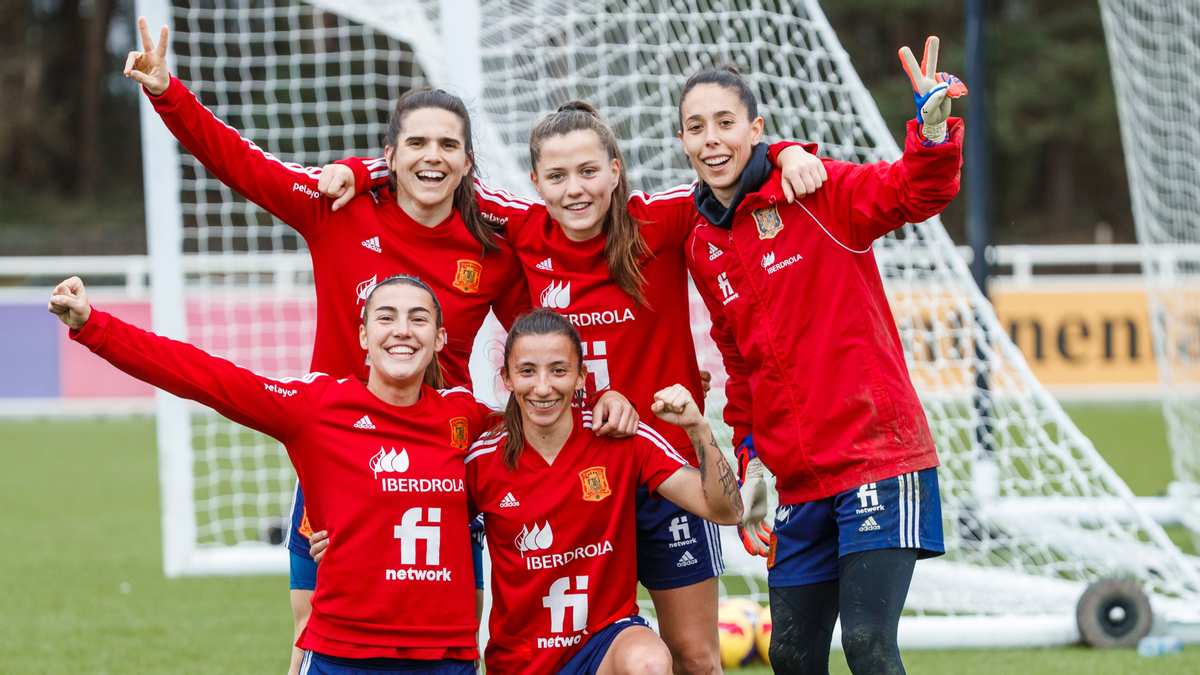 Pereira, Pina, Lola, Patri y Sheila en un entrenamiento con la selección