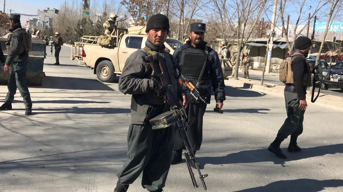 Policías afganos, en la zona del atentado en Kabul, este jueves.