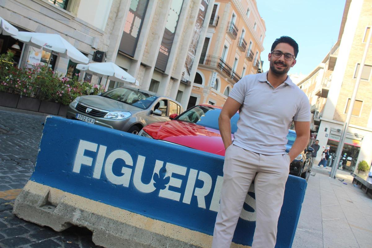 El candidat dels Comuns a la placeta baixa de la Rambla de Figueres