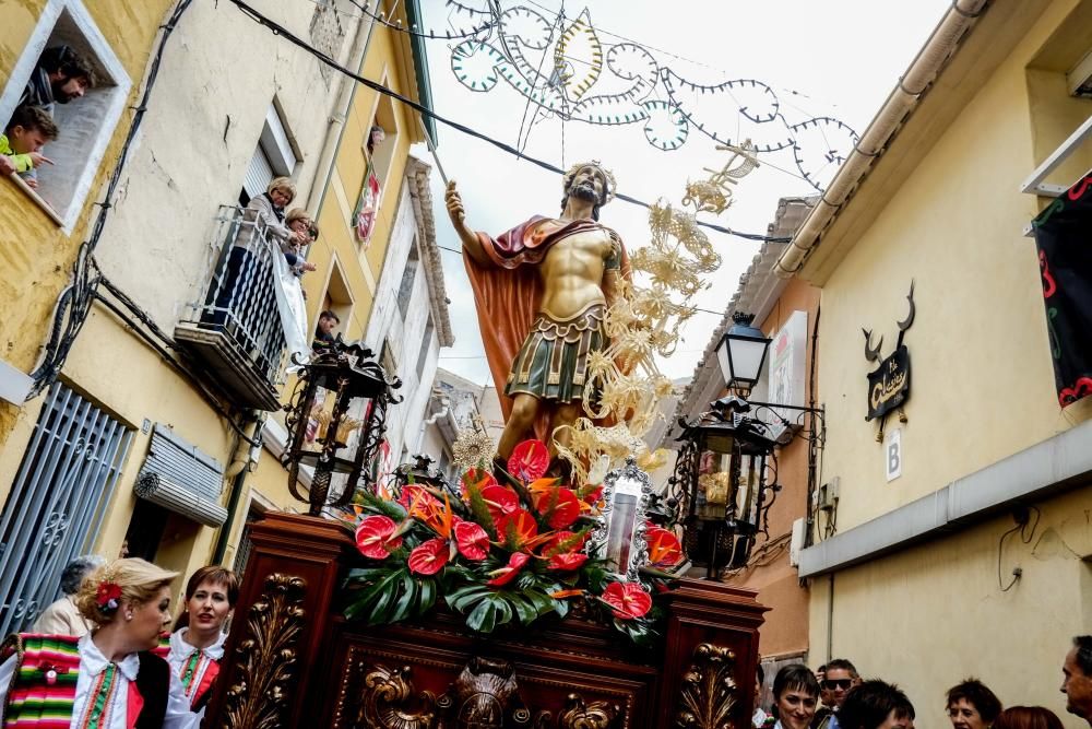 Las diez comparsas acompañan al santo en su tradicional bajada ante miles de vecinos que aguardan con emoción su paso