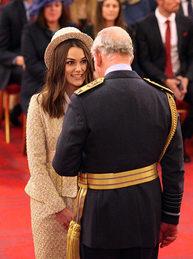 Keira Knightley junto al príncipe Carlos en la ceremonia de entrega de las medallas de la Orden del Imperio Británico