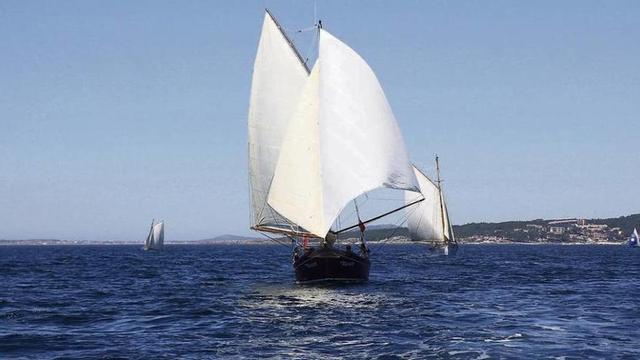 Un momento de la regata de barcos clásicos y de época de O Grove, con la que se reivindicó el papel de las naves tradicionales. // Muñiz