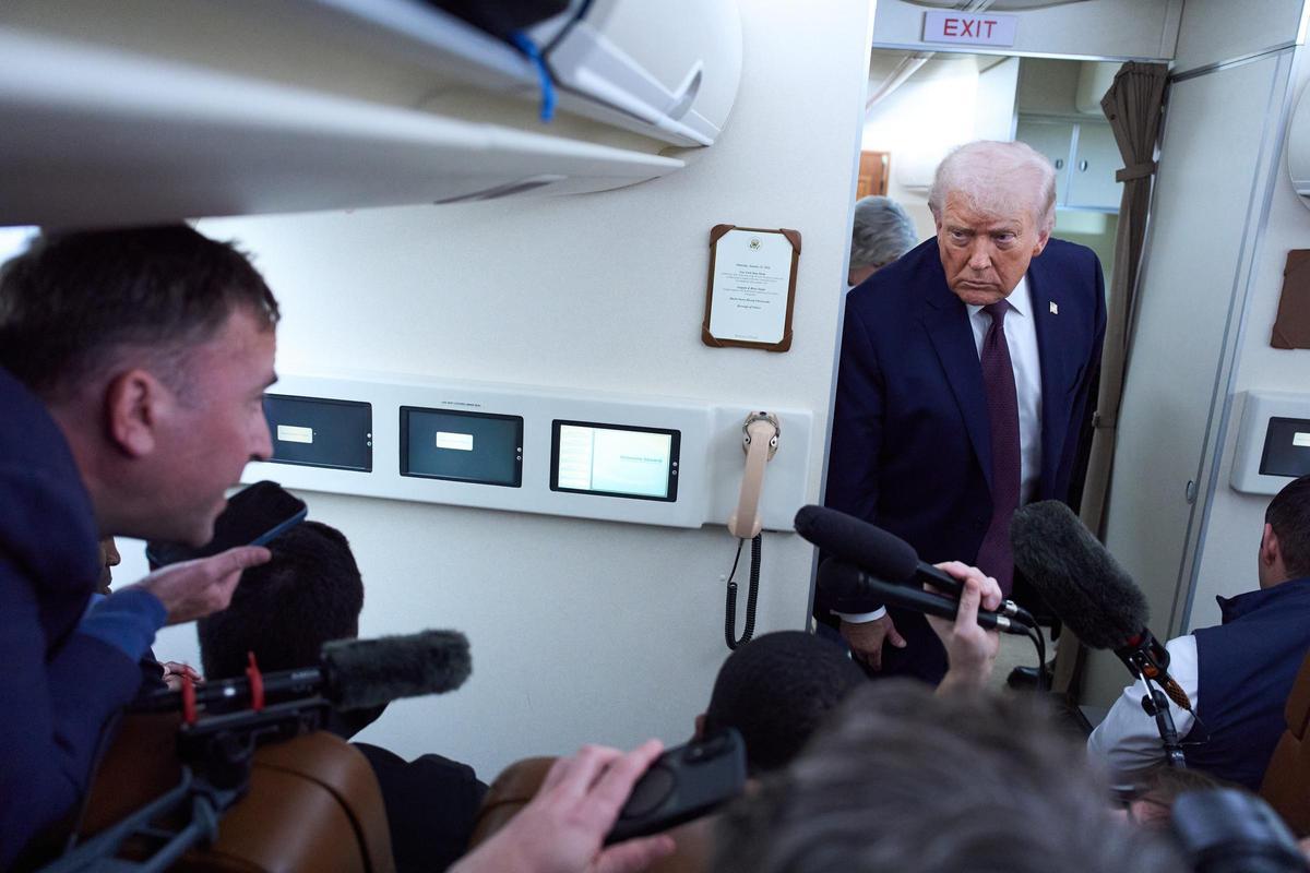 Donald Trump en el avión tras dejar el Foro de Davos.