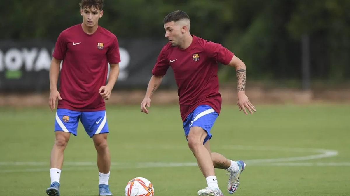 El último fichaje, Antonio Aranda, durante el entrenamiento del Barça B en la Vall d'en Bas