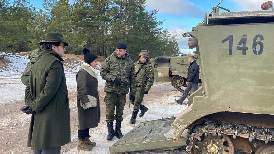 La ministra de Defensa viaja a Letonia para asistir a unas maniobras de los Leopard españoles