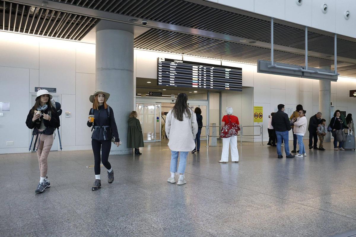 Viajeros en el Aeropuerto de Santiago-Rosalía de Castro.