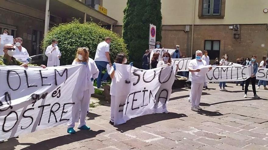 Treballadors del Centre Sanitari del Solsonès protestant al carrer