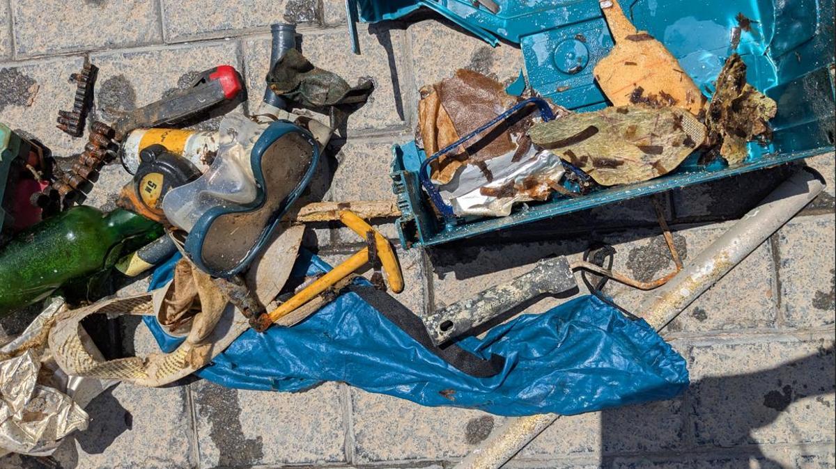 Plásticos hallasdos en el mar, en Andratx, durante una de las inmersiones del estudio.