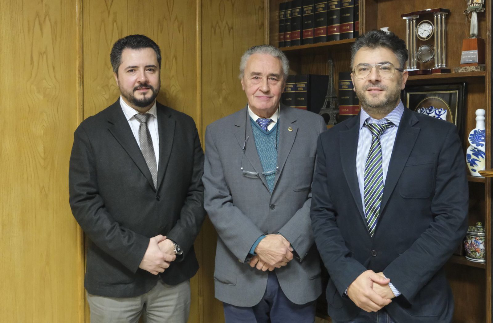 Los hermanos José Manuel y Ricardo José Orbán Moreno, junto a su padre, José Manuel Orbán Sousa.