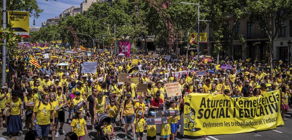 Manifestació multitudinària per l’educació pública