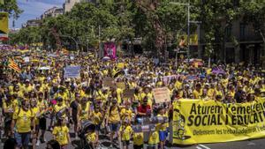 Manifestació multitudinària per l’educació pública